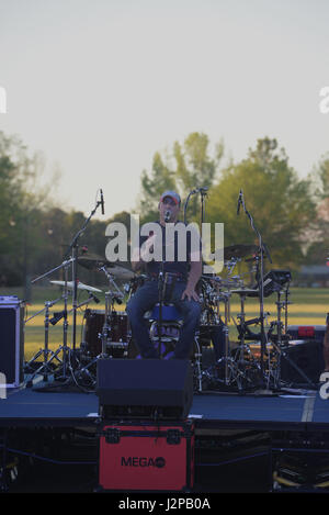 Ryan Daniel, cantante del Ryan Daniel Band, canta per il Team BLAZE comunità il 31 marzo 2017, sul Columbus Air Force Base, Mississippi. Daniel ha detto egli ama per eseguire il servizio per i membri e li ha ringraziati per il loro sostegno. (U.S. Air Force foto di Airman 1. Classe Beaux Hebert) Foto Stock