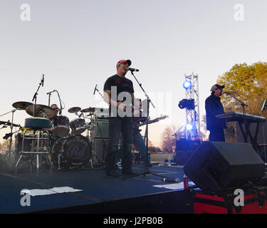 Ryan Daniel, cantante del Ryan Daniel Band, canta una canzone del suo più recente album Marzo 31, 2017 a Columbus Air Force Base, Mississippi. Lo scorso anno, Daniel si è aggiudicato il titolo di 2016 Indie Canale di Musica Country artista dell'anno. (U.S. Air Force foto di Airman 1. Classe Beaux Hebert) Foto Stock