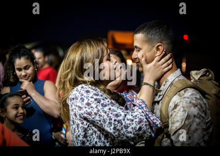 Gli amici e le famiglie dei Marines con Marine Tactical Electronic Warfare Squadron (VMAQ) 2 salutare i loro cari come essi ritorno alla Marine Corps Air Station Cherry Point, N.C., Aprile 9, 2017. Marines con VMAQ-2 distribuito di partecipare ad azioni comuni all'estero. (U.S. Marine Corps Photo by Lance Cpl. Zachary M. Ford) Foto Stock