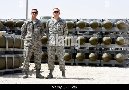 Il personale del 379th Air Expeditionary Wing Safety Office sovrintende alla sicurezza delle armi presso la base aerea di al Udeid, Qatar, concentrandosi sul trasporto, lo stoccaggio e la manipolazione sicuri degli esplosivi per mantenere gli standard di sicurezza operativa. Foto Stock