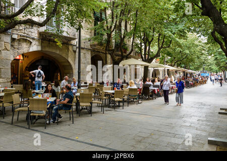 Tree cafe ombreggiata lungo la Rambla de la Llibertat Street nella città vecchia di Girona, in Catalogna, Spagna Foto Stock