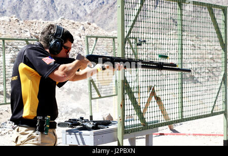 Un soldato competitivo della U.S. Army marksmanship Unit spara un fucile durante la U.S. Practical Shooting Association Multi-Gun Nationals a Las Vegas, Nevada, raggiungendo il primo posto nella Tactical Optics Division dopo tre giorni di competizione con più stadi e concorrenti. Foto Stock
