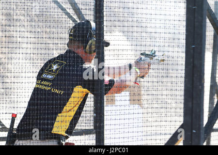 Un soldato dell'unità di tiro di precisione dell'esercito statunitense gareggia nel 2017 negli Stati Uniti Practical Shooting Association Multi-Gun Nationals a Las Vegas, Nevada, il 15 aprile, dimostrando abilità di tiro su più livelli e armi da fuoco. Foto Stock