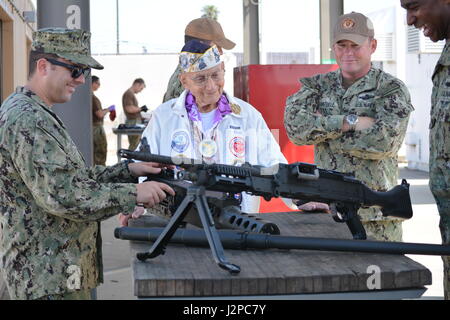 170418-N-O356-762 Imperial Beach, California (18 aprile 2017) Stu Hedley un pensionato Navy Chief Petty Officer di II Guerra Mondiale veterano e Pearl Harbor superstite, tours armory yard a bordo costiero gruppo fluviale (CRG) 1 durante una visita a Naval Outlying campo di atterraggio in Imperial Beach. La costiera forza fluviale è core Navy la funzionalità che fornisce risorse di alto valore di protezione e le operazioni di sicurezza marittima nelle zone costiere e le vie navigabili interne. (U.S. Foto della marina militare da parte della Marina consigliere di prima classe Jonathan Villena/rilasciato) Foto Stock