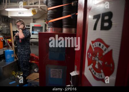 170420-N-GZ947-051 BREMERTON nello Stato di Washington (20 aprile 2017) Danni Controlman 3rd Class Ogden Edwards, dal Massachusetts Groton, ascolta i messaggi su un sound-powered telefono da danni centrale di controllo durante un quartieri generali trapano a USS John C. Stennis (CVN 74) 7B armadietto di riparazione. John C. Stennis sta conducendo una prevista disponibilità incrementale (PIA) a Puget Sound Naval Shipyard e Manutenzione intermedia Facility, durante il quale la nave sta subendo una manutenzione pianificata e aggiornamenti. Distintivi sono stati sfumata per scopi di sicurezza. (U.S. Foto di Marina di Massa Specialista comunicazione 3° C Foto Stock