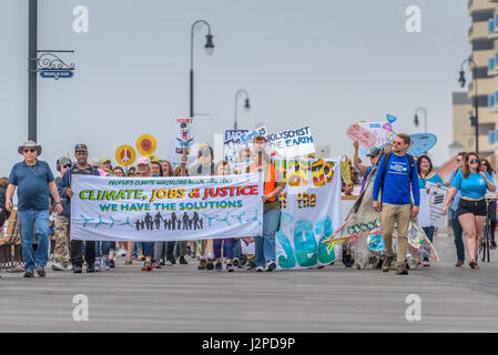 Oltre un migliaio di persone tra cui giustizia ambientale, basato sulla fede, gioventù, indigene e gruppi per i diritti civili e dei sindacati, frontline europee e altri giustizia le organizzazioni orientate, sono scesi in piazza per il clima, la creazione di nuovi posti di lavoro e di giustizia. La Lunga isola clima marzo unite le decine di migliaia di persone in marcia in tutto il paese in solidarietà con il popolo del clima marzo a Washington il 29 aprile 2017. Questo evento è stata la più grande mobilitazione del clima dopo le elezioni e segna la fine dei primi cento giorni di Trump Administration (foto di Erik McGregor/Pacific Stampa) Foto Stock