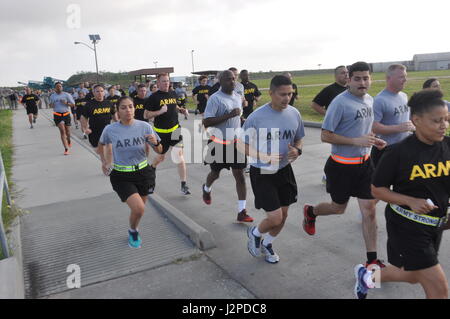 In questa immagine rilasciata dall'esercito della riserva 75 il comando di formazione, soldati con l'unità presso la sede centrale della società in marzo la formazione in rotta di un semi-annuale di test di idoneità fisica a Houston, Texas, Venerdì 21 Aprile, 2017. Un elevato standard di capacità fisiche all'interno della riserva di esercito contribuisce al suo complessivo combat readiness letalità e. (Foto/settantacinquesimo formazione comando, riserva di esercito Lt. Col. Adam Collett) Foto Stock