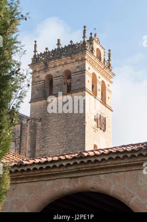 Torre de la Iglesia del Monasterio de Santa María de El Parral (jerónimos), mandado construir por Enrique IV. Segovia, Castilla León, España. Foto Stock