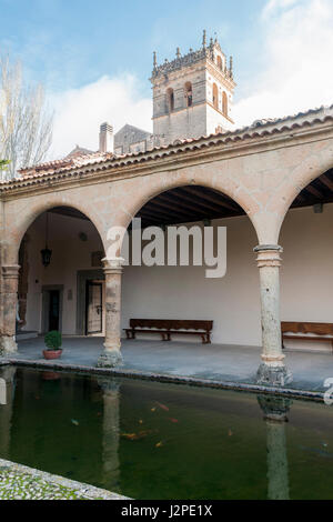 Claustro y torre de la Iglesia del Monasterio de Santa María de El Parral (jerónimos), mandado construir por Enrique IV. Segovia, Castilla León, Españ Foto Stock