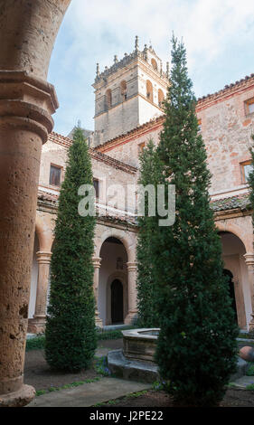 Claustro y torre de la Iglesia del Monasterio de Santa María de El Parral (jerónimos), mandado construir por Enrique IV. Segovia, Castilla León, Españ Foto Stock