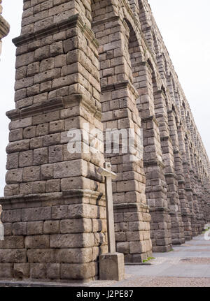 Cruz en el Acueducto de segovia, Castilla León, España. Foto Stock