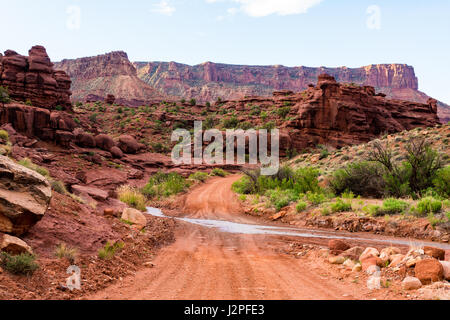 Strada di ghiaia attraverso il deserto della Southern Utah Foto Stock