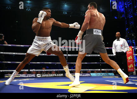 Anthony Joshua (sinistra) in azione contro Wladimir Klitschko durante il loro IBF, WBA e IBO Heavyweight Titolo Mondiale bout allo Stadio di Wembley, Londra. Foto Stock