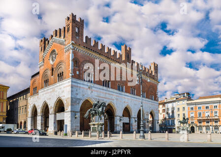 Piacenza, Italia. Piazza Cavalli (piazza Cavalli) e il palazzo gotico (palazzo gotico) o palazzo Comunale nel centro della città Foto Stock