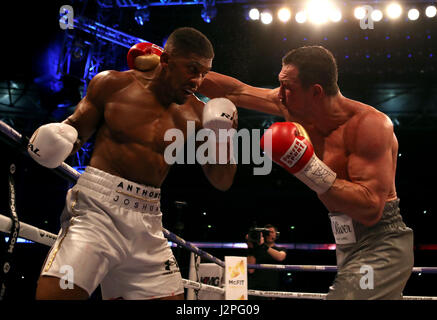 Anthony Joshua (sinistra) in azione contro Wladimir Klitschko durante il loro IBF, WBA e IBO Heavyweight Titolo Mondiale bout allo Stadio di Wembley, Londra. Foto Stock