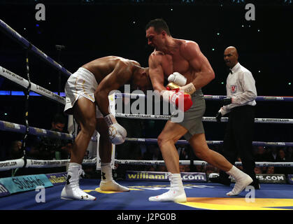 Anthony Joshua (sinistra) in azione contro Wladimir Klitschko durante il loro IBF, WBA e IBO Heavyweight Titolo Mondiale bout allo Stadio di Wembley, Londra. Foto Stock