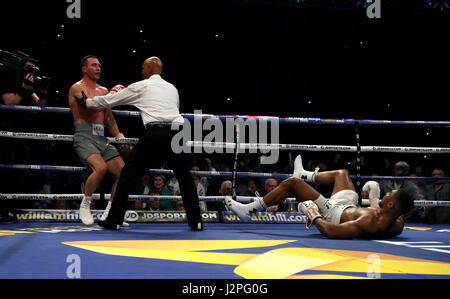 Wladimir Klitschko (sinistra) mette Anthony Joshua giù durante la loro IBF, WBA e IBO Heavyweight Titolo Mondiale bout allo Stadio di Wembley, Londra. Foto Stock