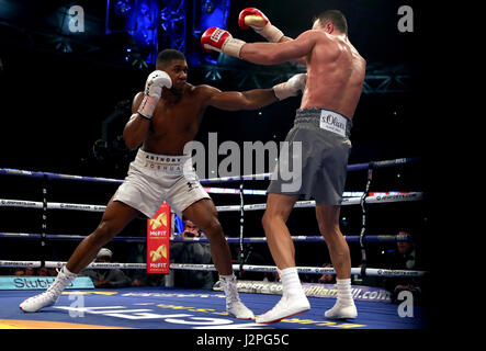 Anthony Joshua (sinistra) in azione contro Wladimir Klitschko durante il loro IBF, WBA e IBO Heavyweight Titolo Mondiale bout allo Stadio di Wembley, Londra. Foto Stock