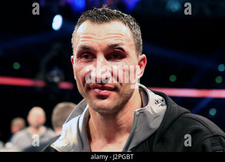 Wladimir Klitschko's occhio sinistro è pesantemente tagliato in seguito sconfitta a Anthony Joshua nell'IBF, WBA e IBO Heavyweight Titolo Mondiale bout allo Stadio di Wembley, Londra. Foto Stock