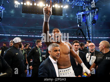 Anthony Joshua celebra la vittoria su Wladimir Klitschko seguendo la IBF, WBA e IBO Heavyweight Titolo Mondiale bout con il sindaco di Londra Sadiq Khan allo Stadio di Wembley, Londra. Foto Stock