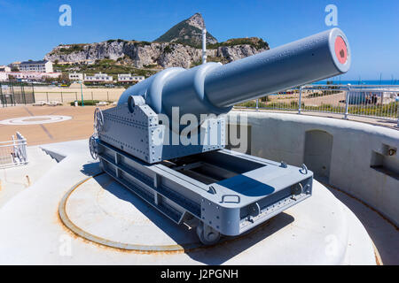 Presentare le pistole a Gibilterra. Regola Britannia. Il vecchio cannone installato in Europa Point su Gibilterra Foto Stock