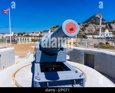 Presentare le pistole a Gibilterra. Regola Britannia. Il vecchio cannone installato in Europa Point su Gibilterra Foto Stock