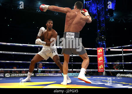 Anthony Joshua (sinistra) in azione contro Wladimir Klitschko durante il loro IBF, WBA e IBO Heavyweight Titolo Mondiale bout allo Stadio di Wembley, Londra. Foto Stock