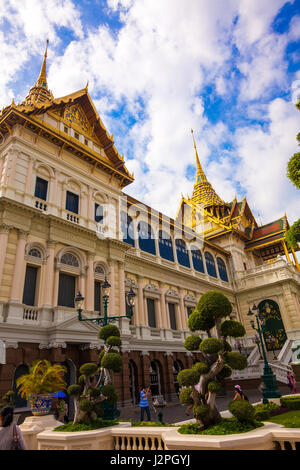 Bangkok, Tailandia - 15 dicembre 2013: templi e i turisti a Bangkok il Grand Palace. Il Grand Palace è costituito da vari edifici, sale e pav Foto Stock