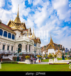 Bangkok, Tailandia - 15 dicembre 2013: templi e i turisti a Bangkok il Grand Palace. Il Grand Palace è costituito da vari edifici, sale e pav Foto Stock