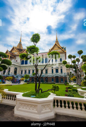 Bangkok, Tailandia - 15 dicembre 2013: templi e i turisti a Bangkok il Grand Palace. Il Grand Palace è costituito da vari edifici, sale e pav Foto Stock
