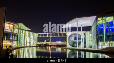 Berlino - Germania - MARZO 21, 2015. La gente cammina intorno Marie-Elisabeth-Lueders-Haus - edificio moderno nel quartiere Mitte è parte del Bundestag - Germania Foto Stock