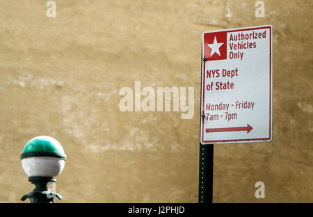 "Veicoli autorizzati soltanto " Parcheggio segno di restrizione nel centro cittadino di Manhattan. Foto Stock