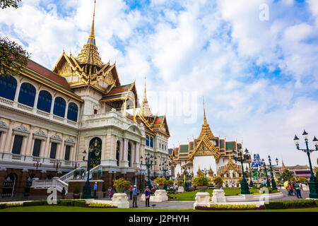 Bangkok, Tailandia - 15 dicembre 2013: templi e i turisti a Bangkok il Grand Palace. Il Grand Palace è costituito da vari edifici, sale e pav Foto Stock