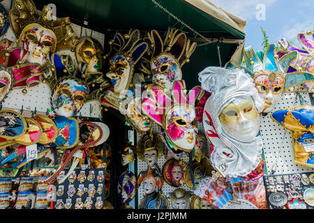 Varie maschere veneziane in vendita . colorate maschere artistiche sul Carnevale di Venezia Foto Stock