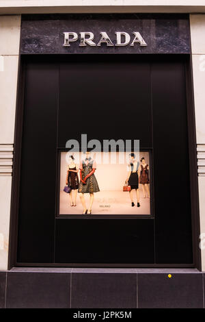 Francoforte, Germania - Oktober 24 : vista esterna di Prada Shop on Ottobre 24, 2015 a Francoforte in Germania. Prada è un lusso italiano della casa di moda e Foto Stock