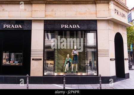 Francoforte, Germania - Oktober 24 : vista esterna di Prada Shop on Ottobre 24, 2015 a Francoforte in Germania. Prada è un lusso italiano della casa di moda e Foto Stock