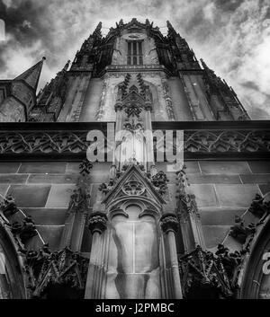 Arte immagine monocromatica di Francoforte Cattedrale imperiale di San Bartolomeo (St. Bartolomeo) in una prospettiva verso l'alto Foto Stock