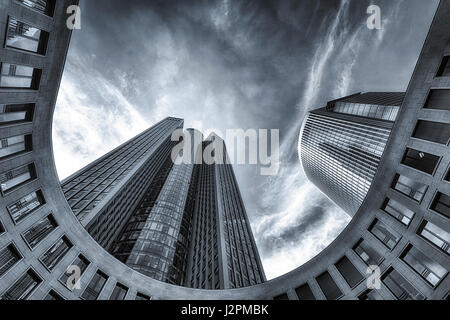 Ampio angolo di immagine monocromatica di torre 185, Francoforte, Germania, Europa, con riflessioni sulla Pollux grattacielo in una giornata di sole Foto Stock