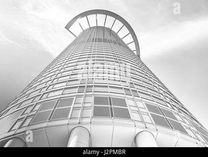 Architettura moderna immagine monocromatica del grattacielo Torre Westend, Frankfurt / Main, Germania, Europa, in una giornata di sole con alcune nuvole Foto Stock