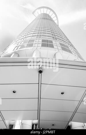 Architettura moderna immagine monocromatica del grattacielo Torre Westend, Frankfurt / Main, Germania, Europa, in una giornata di sole con alcune nuvole Foto Stock