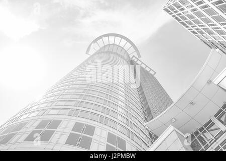 Architettura moderna immagine monocromatica del grattacielo Torre Westend, Frankfurt / Main, Germania, Europa, in una giornata di sole con alcune nuvole Foto Stock