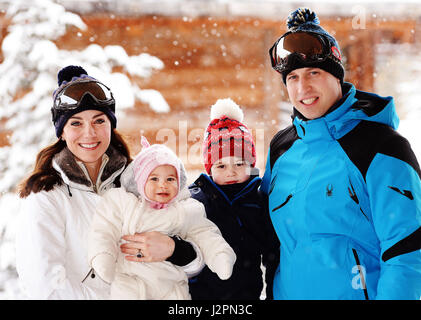 File photo datato 07/03/16 del Duca e Duchessa di Cambridge con i loro figli, la Principessa Charlotte e la Principessa George, godendo di una breve pausa privata sciando nelle Alpi francesi. Il Duca e la Duchessa di Cambridge celebreranno il secondo compleanno della figlia Principessa Charlotte martedì. Foto Stock