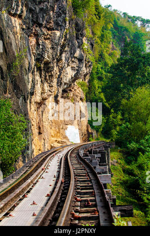 Stazione ferroviaria morto accanto a cliff, lungo il fiume Kwai in Thailandia Foto Stock