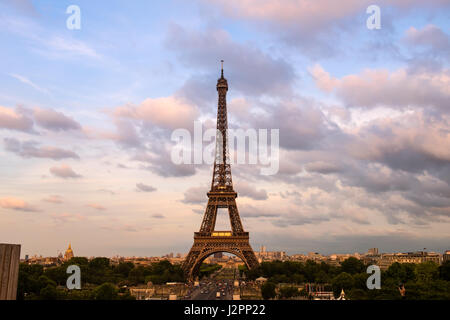 Torre Eiffel in colori rosa twilight Paris Foto Stock
