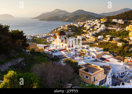 Vista del villaggio Panteli su Leros isola in Grecia nelle prime ore del mattino. Foto Stock