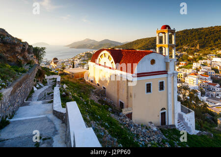 Vista del villaggio Panteli su Leros isola in Grecia nelle prime ore del mattino. Foto Stock