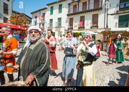 Parata medievale durante la Sagra delle ciliegie. Covarrubias, provincia di Burgos, Castilla Leon, Spagna. Foto Stock