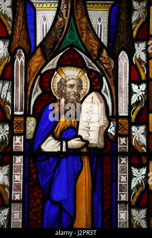 Vetrata raffigurante Mosè con la tavoletta di pietra dei dieci Comandamenti. St Alkmund's Church, Shrewsbury, Shriopshire Foto Stock