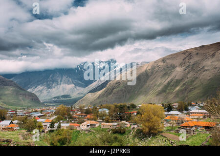 Sioni villaggio sulla montagna in background Kazbegi distretto, Regione Mtskheta-Mtianeti, Georgia. Primavera o Estate stagione Foto Stock