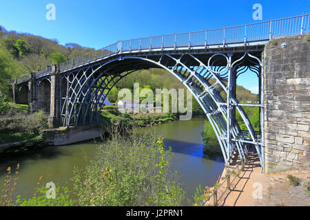 Il famoso ponte di ferro sul fiume Severn di Ironbridge, Shropshire, Inghilterra, Regno Unito. Parte dell'UNESCO Ironbridge Gorge Sito Patrimonio Mondiale. Foto Stock